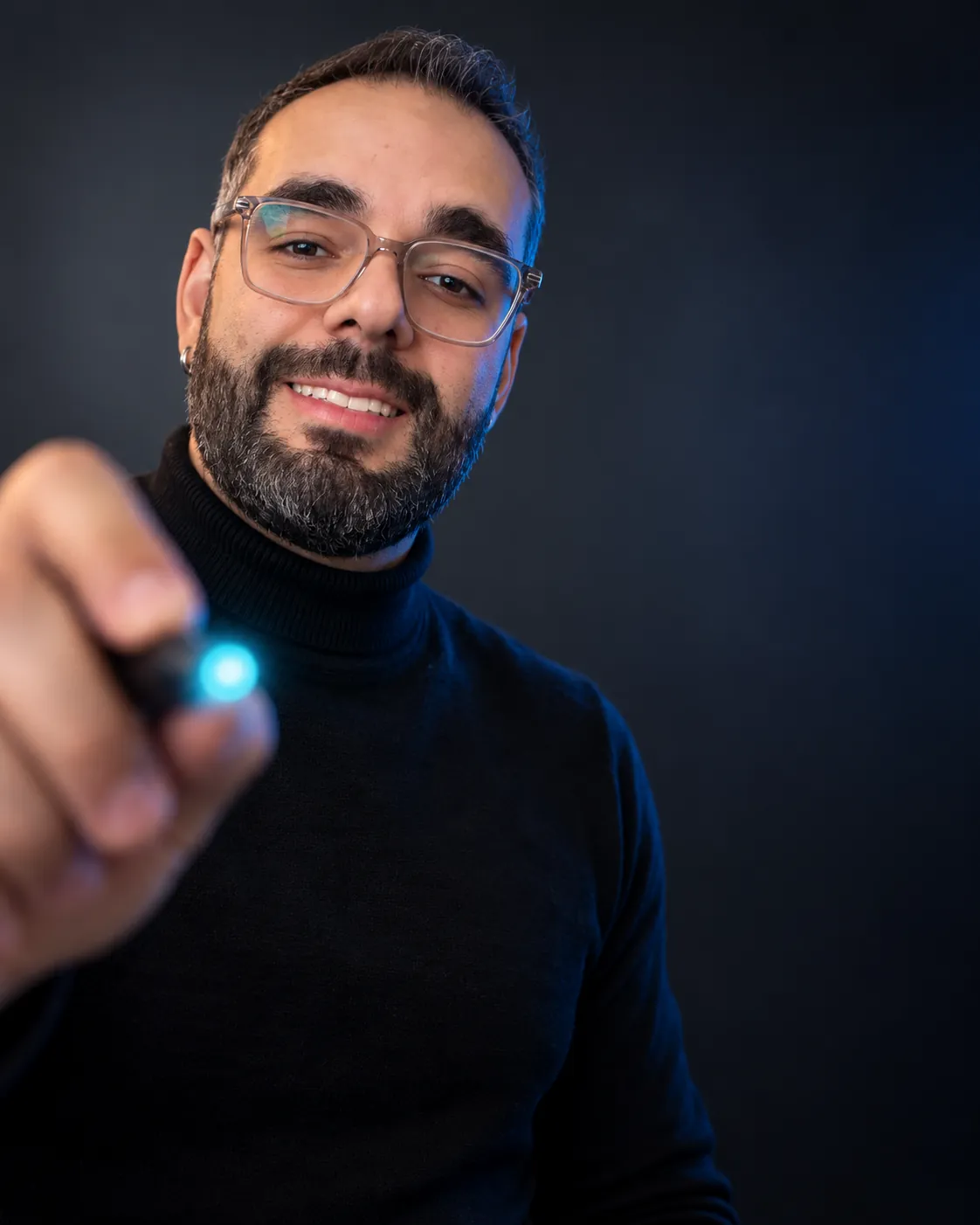 Guilherme, fundador da Live In Seven, desenhando a estratégia de um cliente com uma caneta de luz